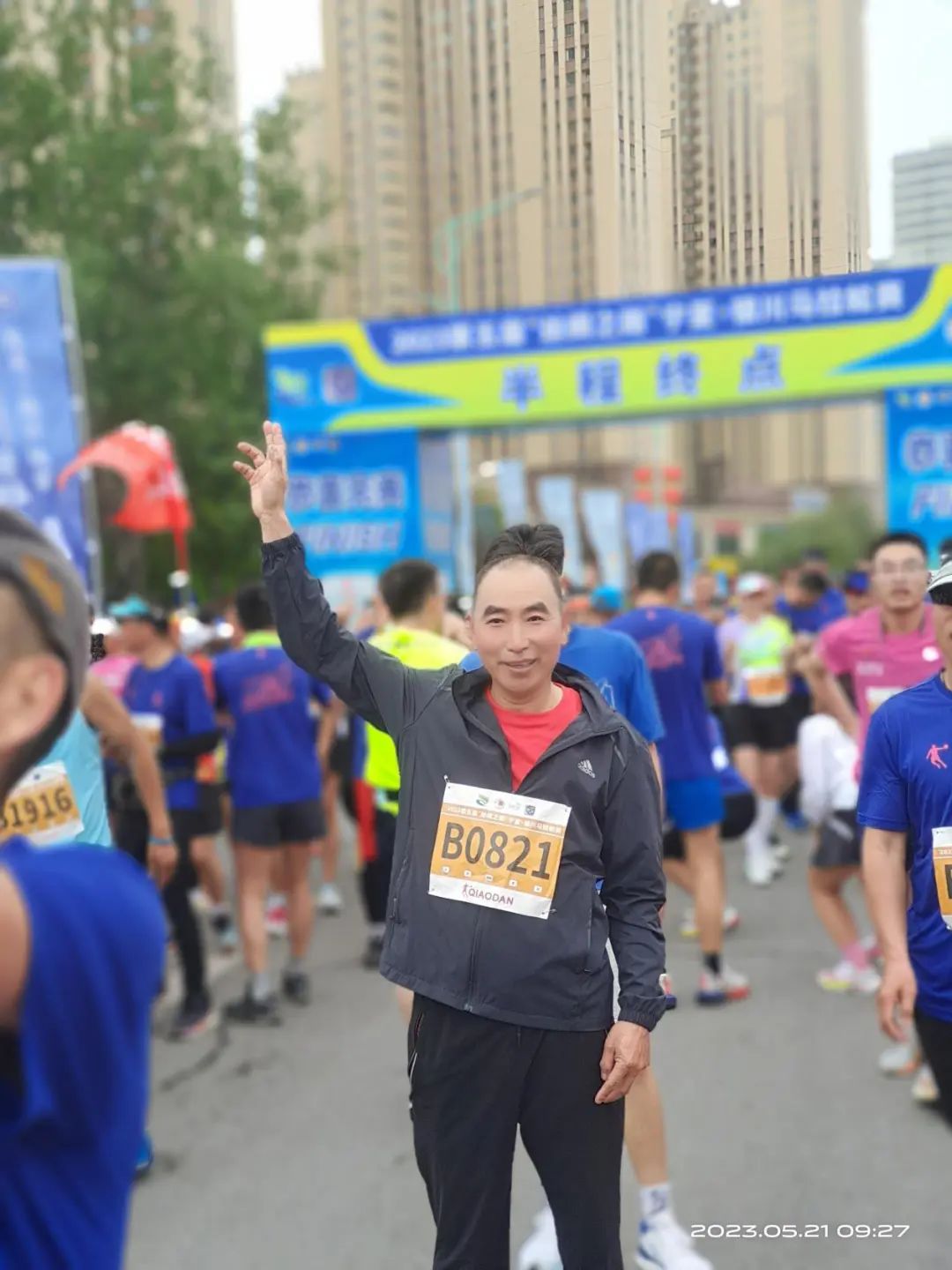 半程马拉松普通人跑完需要多久？宁夏建龙员工郭宝香2小时10分完赛